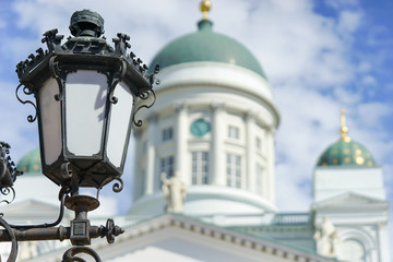 Fototapeta na wymiar Laterne und Dom von Helsinki am Senatsplatz