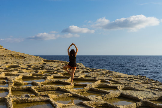 Femme faisant du yoga face &agrave; la mer
