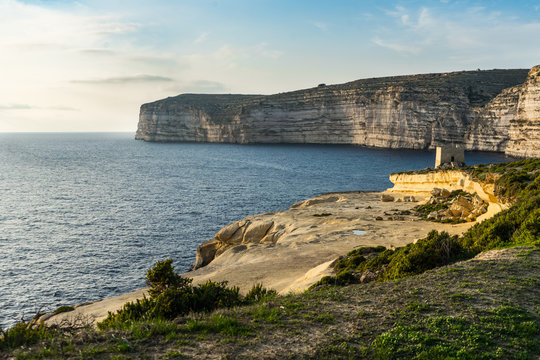 Les falaises sous le coucher de soleil