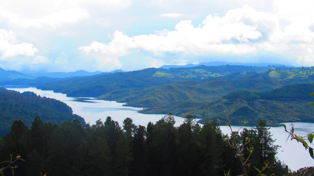 embalse natural de agua