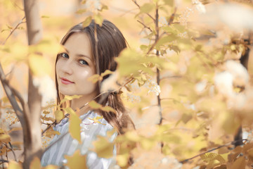 Obraz na płótnie Canvas Young girl on a walk in the autumn