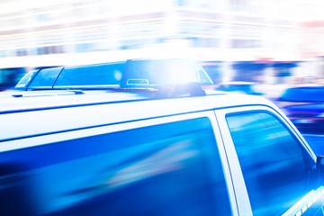 Plakat close-up of flashing blue lights on police car