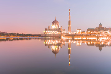 Fototapeta na wymiar 湖面に映るピンクモスク