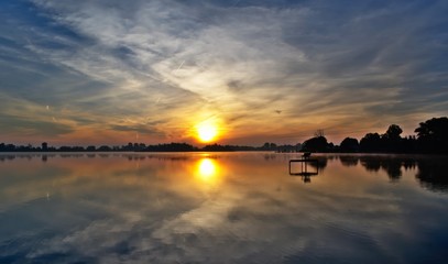 Fototapeta na wymiar Wschód słońca jezioro Kunice