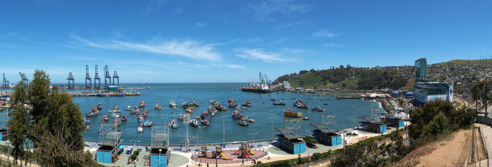 Fototapeta na wymiar panóramica del puerto de san antonio, Chile