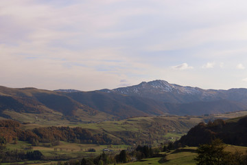 Fototapeta premium Vue sur Peyre Arse, Cantal, France