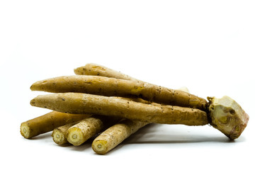 Turmicuni Galingale Krachaiwurzel  isoliert freigestellt auf weißen Hintergrund, Freisteller
