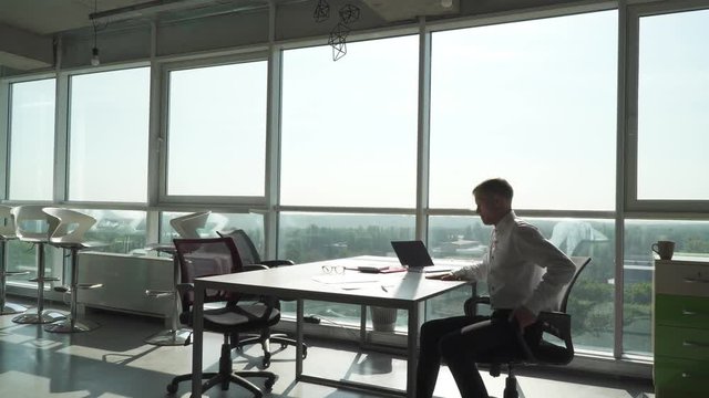 Two young managers talk in th office