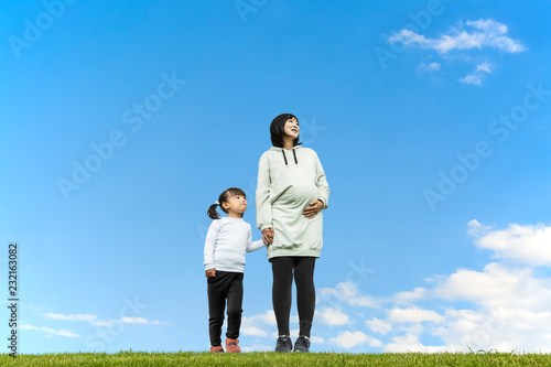 青空を背景に手をつなぎ遠くを見つめる幼い女の子とお母さん 親子 家族 愛 幸せイメージ Wall Mural Chikala 青空を背景に手をつなぎ遠くを見つめる幼い女の子とお母さん 親子 家族 愛 幸せイメージ Wall Mural Chikala