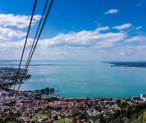 Blick im Sommer aus einer Gondel auf Bregenz und den Bodensee