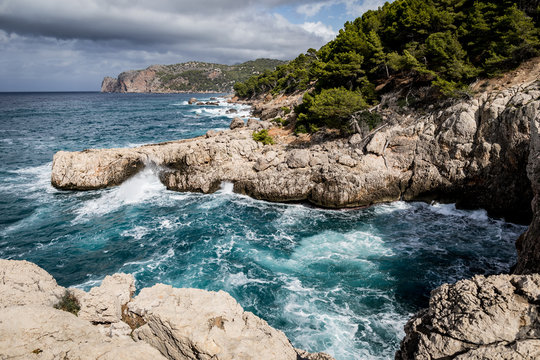 K&uuml;ste von Mallorca bei rauer See