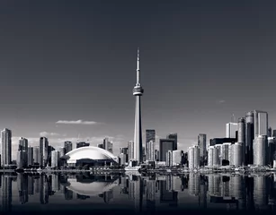 Foto op Plexiglas De skyline van Toronto met CN-toren in zwart-wit © Marius