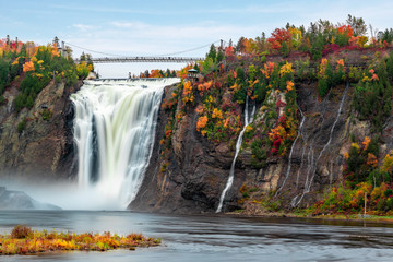 Fototapeta premium Montmorency Falls i most jesienią z kolorowymi drzewami