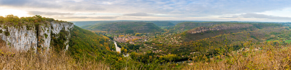 Panorama de la vall&eacute;e de l'Aveyron &agrave; Saint-Antonin-Noble-Val, Occitanie, France