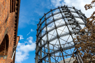 Gasometer Berlin mit Backsteingebäude