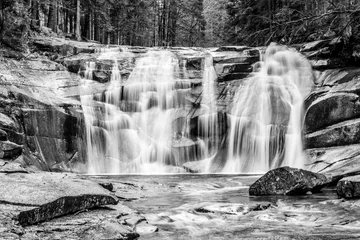 Fototapete Schwarz und weiss Mumlava Wasserfall im Herbst, Harrachov, Riesengebirge, Nationalpark Riesengebirge, Tschechien. Schwarz-Weiß-Bild.