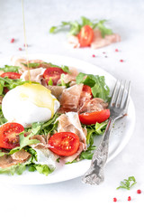 Sałatka z mozarellą, oliwą i szynką parmeńską