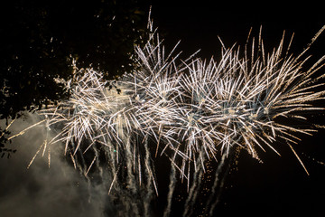 feuerwerk vor schwarzem hintergrund