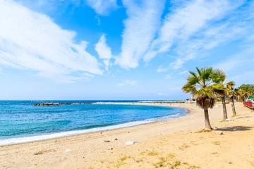 Foto op Plexiglas Bolonia strand, Tarifa, Spanje Palmboom op het strand in de stad Marbella, Spanje