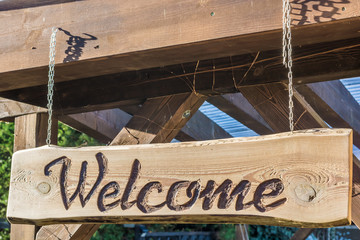 Selbstgemachtes einladendes Holzschild mit der Aufschrift Welcome