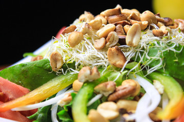 Deliciosa ensalada de aguacate, cacahuate y alfalfa