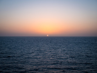 Couché de soleil en pleine mer