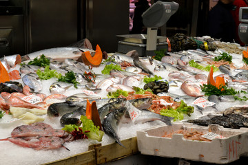 Banco del pesce fresco al mercato