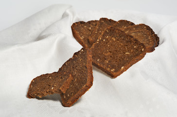 Several pieces of rye bread on white napkin