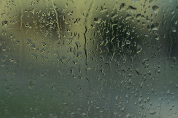 Gotas de lluvia en la parabrisas de un carro 