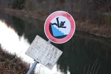 Warning sign for drowning near river Isar in Munich 4763
