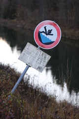 Warning sign for drowning near river Isar in Munich 4764