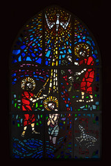 Glasmosaik Bild im Fenster einer christlichen Kirche