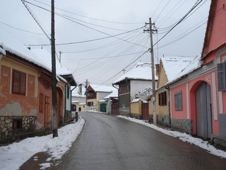 Fototapeta na wymiar rue enneigée en Transylvanie
