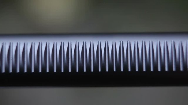 The threaded rod moves from left to right. Macro shooting.