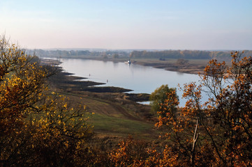 Frühnebel über dem Fluss