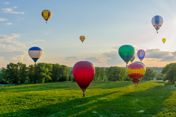 Obraz premium Many balloons at sunset sky background 