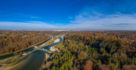 Die Isar im Süden von München als Luftbild/Aerial einer Drohne mit herbstlicher Landschaft von...