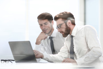 Obraz premium two business colleagues discuss online information