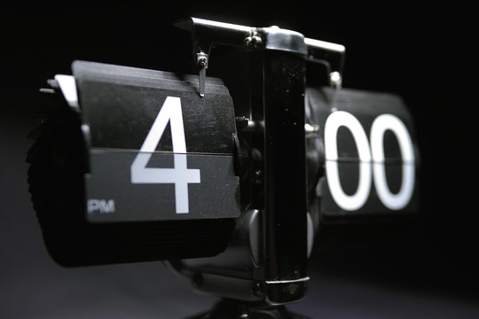 Classic flip clock watch face showing hour and minutes set to 4:00 PM