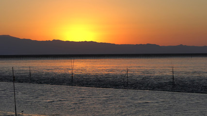 有明海の海苔棚と夕陽、九州の有明海、