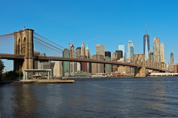 Fototapeta na wymiar View of Brooklyn Bridge and Lower Manhattan Skyline