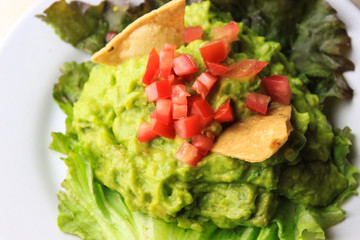 Delicioso guacamole con totopos