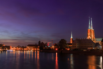 Fototapeta na wymiar night view of the river Oder and the city of Wroclaw