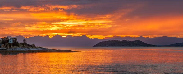 Papier Peint photo Reinefjorden The midnight sun in the Lofoten Islands Norway