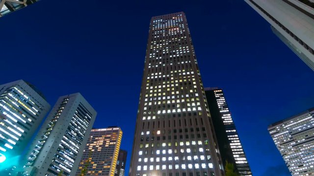 東京夜景・新宿・回転撮影　タイムラプス・空からティルトダウン　ズームイン