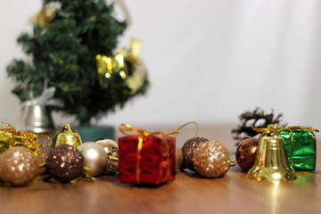 クリスマスツリーとたくさんのプレゼントなどのカラフルなクリスマスの装飾(テーブルの上)