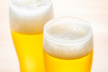 ビールをグラスに注ぐ