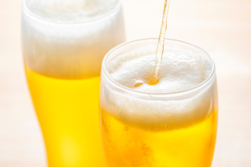 ビールをグラスに注ぐ