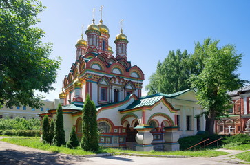 Fototapeta premium Church of St. Nicholas on Bersenevka in the Upper Gardeners on a Sunny summer day, Moscow, Russia