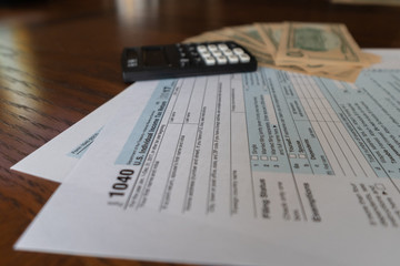 Obraz premium US Tax form and calculator with used to calculate tax refund